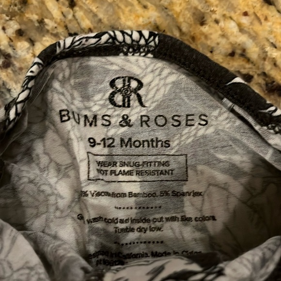 Bums and roses zip onesie - Picture 2 of 2